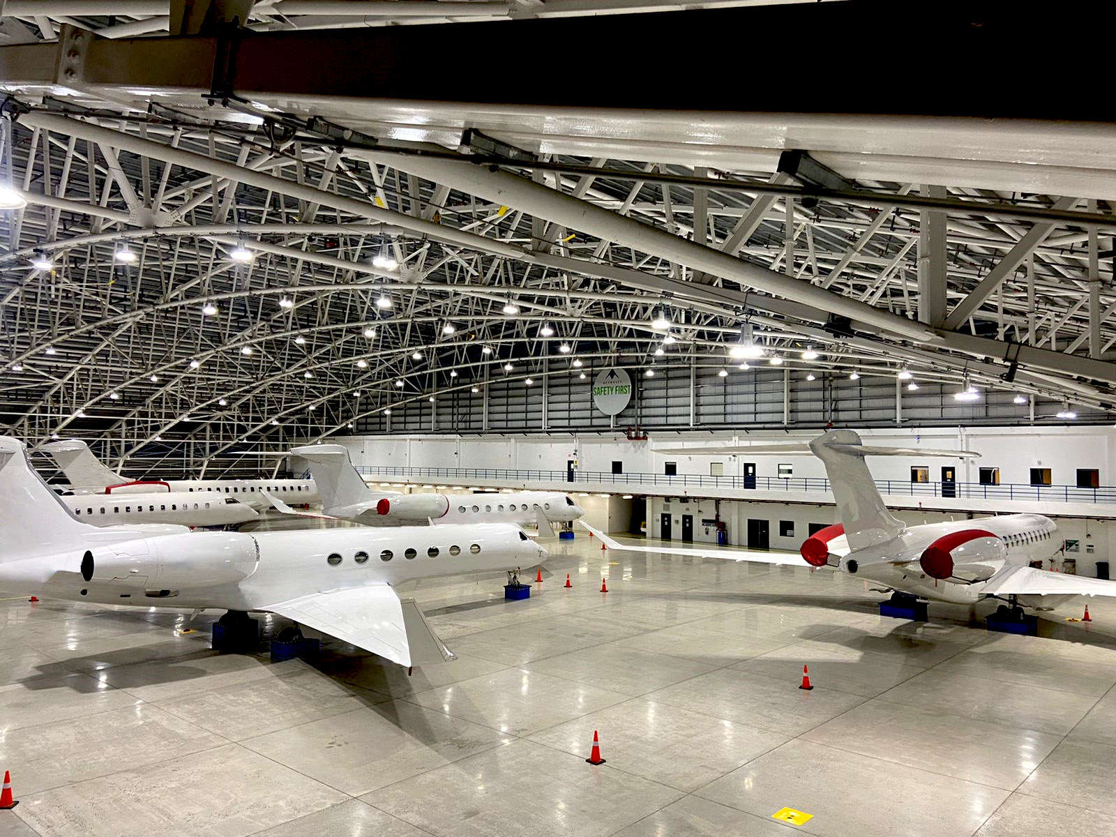 航空機・ヘリコプター Daron Airport with maintenance hangar 航空機・ヘリコプター Daron Airport with maintenance hangar