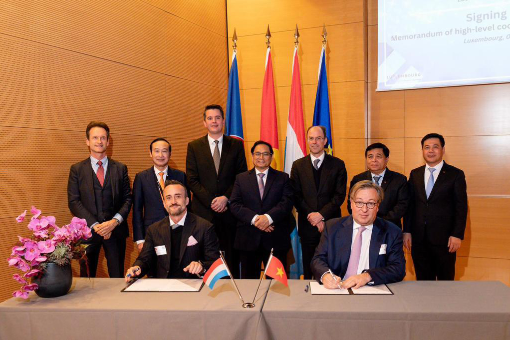 TMG deputy general director for finance Christopher Farwell (left) signed a cooperation agreement with Luxaviation during an event witnessed by Vietnamese Prime Minister Pham Minh Chinh in Luxembourg