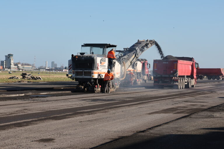 The renovation of the runway at Ostend-Bruges Airport has commenced, marking a significant development for the airport