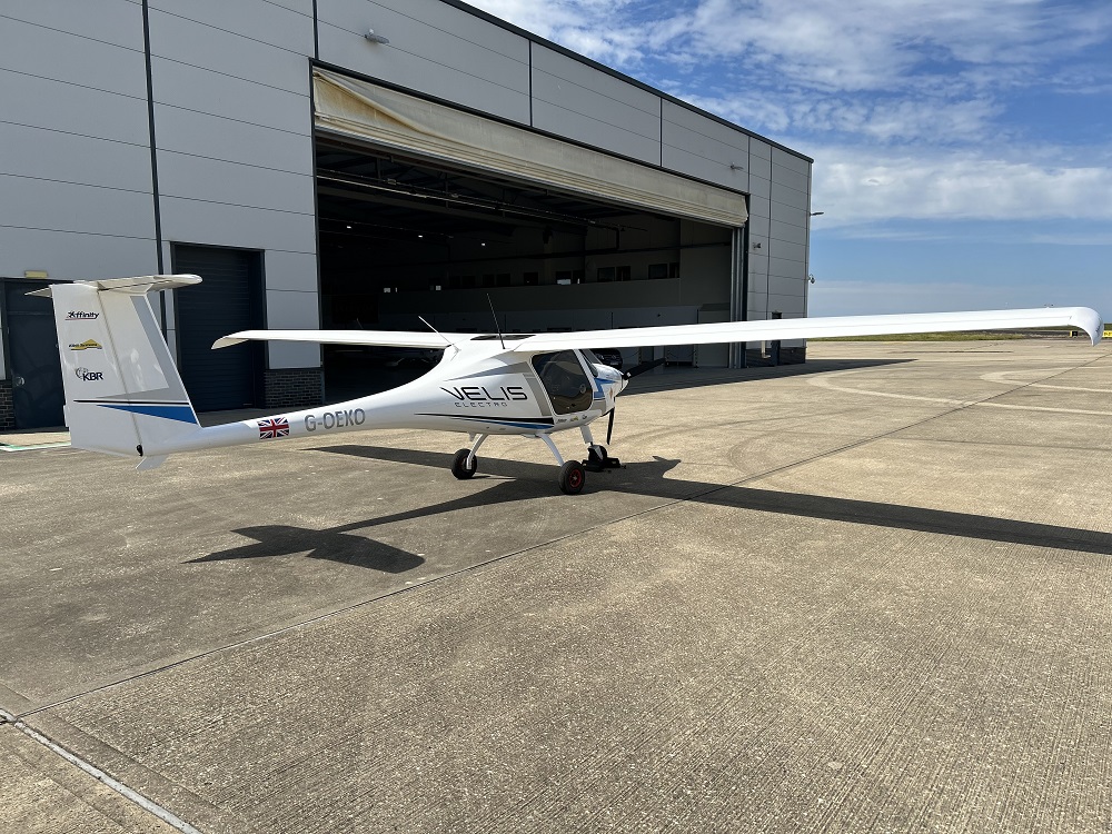 英国の14の飛行場が電気航空機の先駆者となる